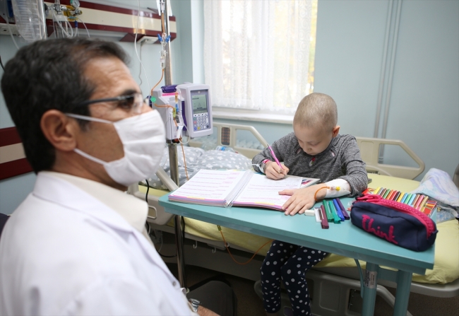 Lösemi hastası çocuklar eğitimlerine hastanede devam ediyor